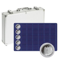 Lindner S2340M-175 Maletín de aluminio con 5 bandejas con 35 compartimentos para monedas/cápsulas hasta 39 mm Ø en azul oscuro Lindner S2340M-175 Maletín de aluminio con 5 bandejas con 35 compartimentos para monedas/cápsulas hasta 39 mm Ø en azul oscuro